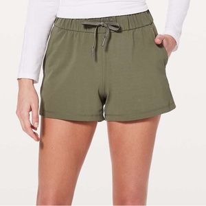 💥LIKE NEW💥 lululemon On The Fly Short - SZ 6 - Color: Sage